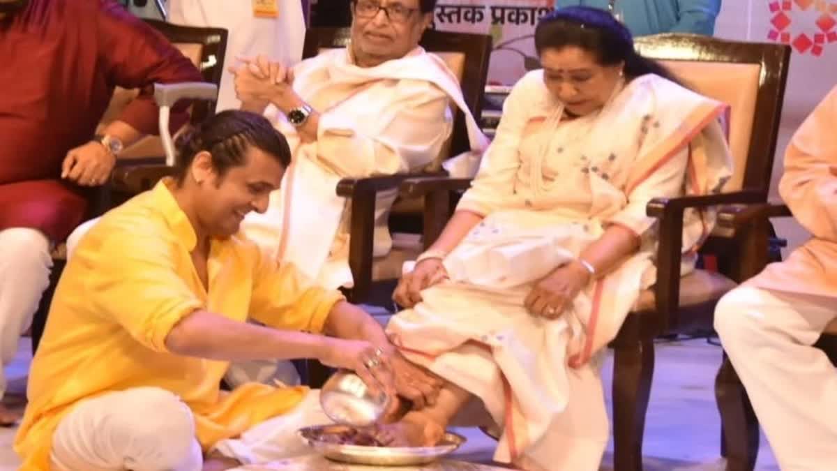 Sonu Nigam recalls massaging Asha Bhosle's painful heel spur during US tour in 1996