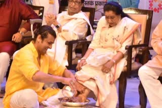 Sonu Nigam recalls massaging Asha Bhosle's painful heel spur during US tour in 1996