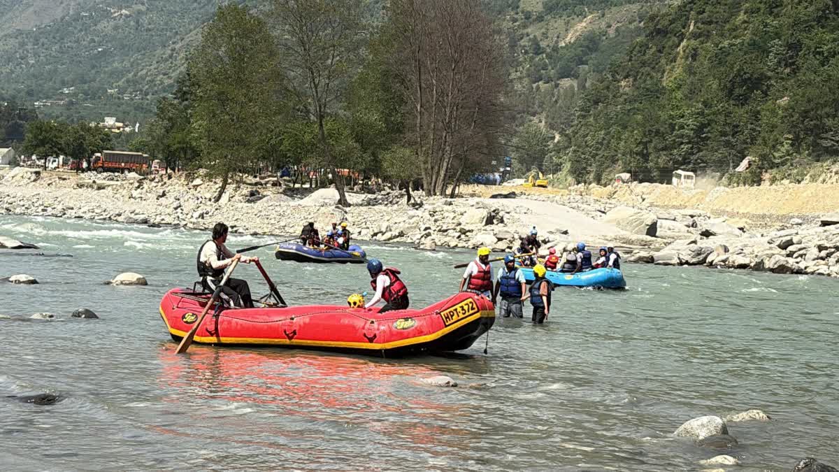 TOURISTS RUSH TO KULLU MANALI