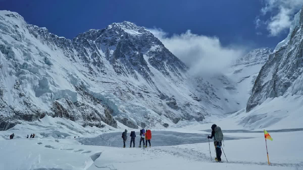 3 Indians Among 274 To Summit Mt Everest, Set New Record