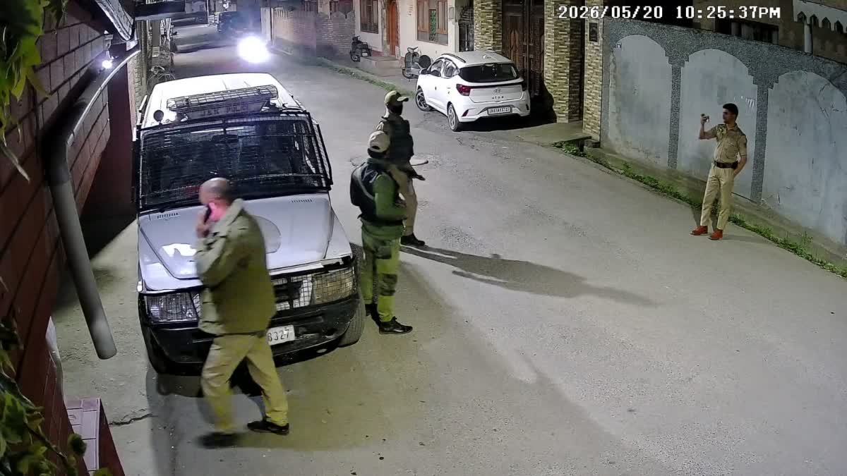 میرواعظ کشمیر خانہ نظر بند، رہائش گاہ پر سکیورٹی اہلکاروں کا پہرہ