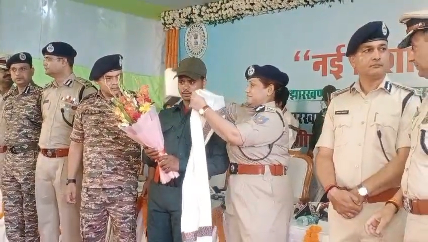 jharkhand-naxalites-surrender-with-weapons-in-ranchi