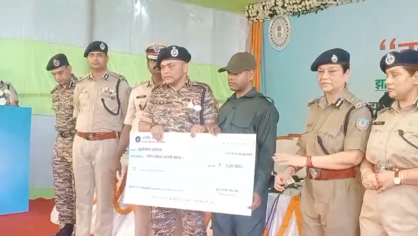 jharkhand-naxalites-surrender-with-weapons-in-ranchi