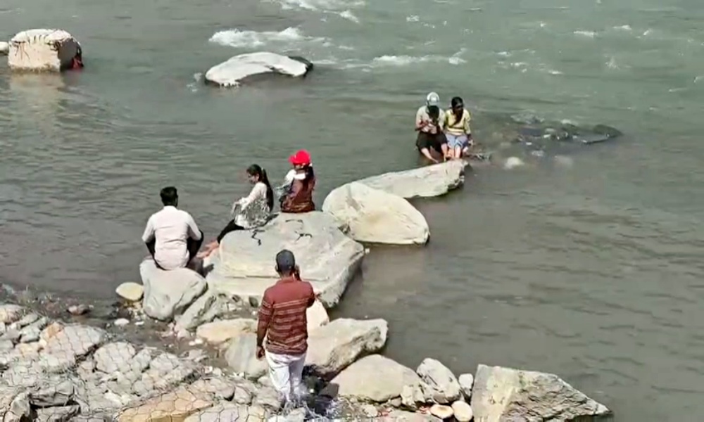 TOURISTS IN HIMACHAL