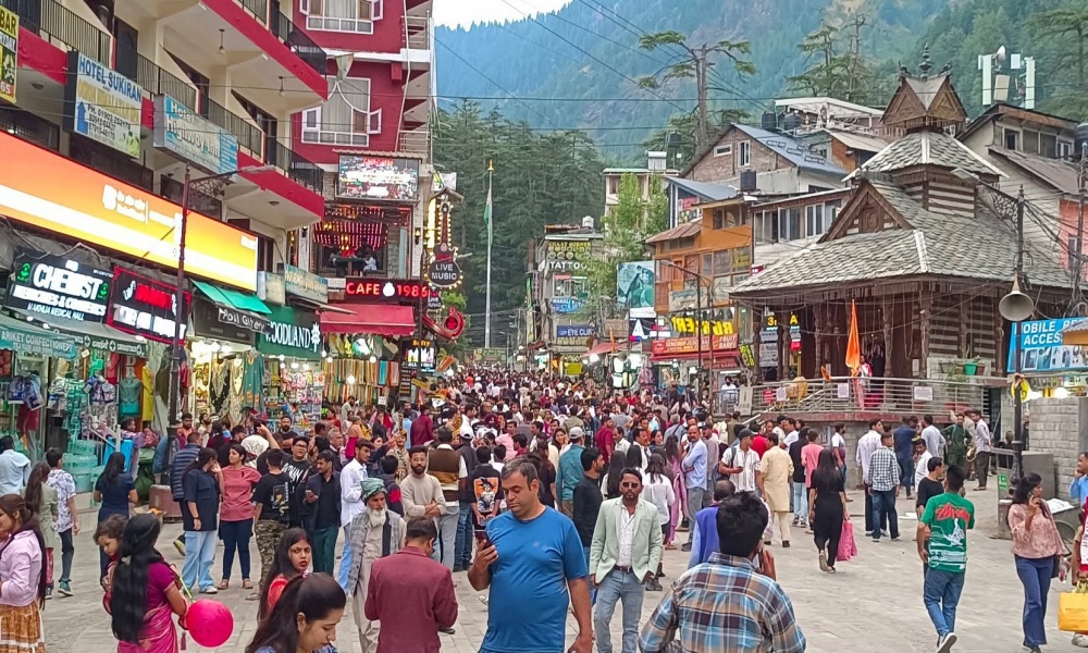 TOURISTS RUSH TO KULLU MANALI
