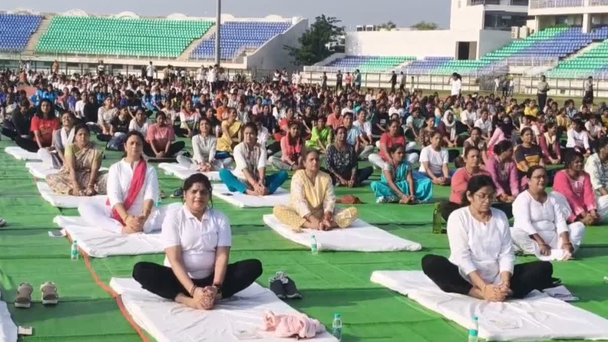 छत्तीसगढ़ में अंतरराष्ट्रीय योग दिवस पर सभी जिलों में लाखों लोगों ने किया  योग