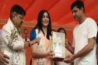INDORE ACTRESS ADAH SHARMA Yoga