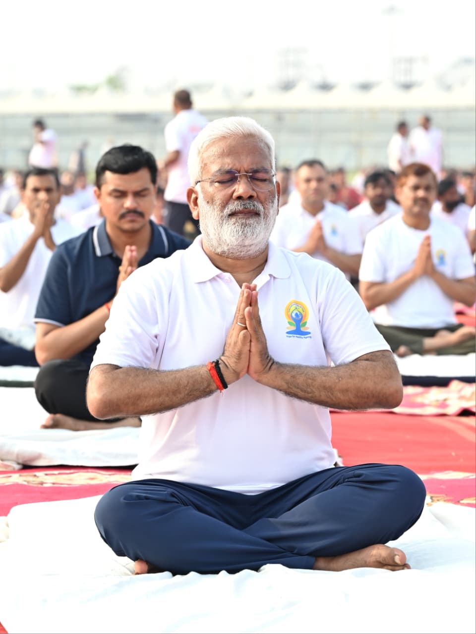 स्वतंत्र देव सिंह योग करते हुए
