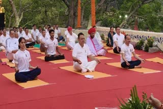 योग दिवस पर CM भजनलाल ने नक्की झील के किनारे योग किया