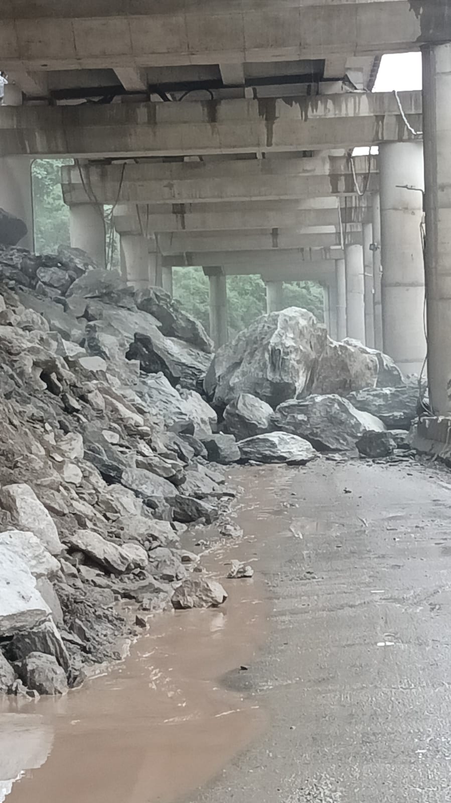 चंडीगढ़ मनाली एनएच पर गिरे पत्थर