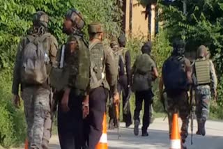 کوکرناگ میں سرچ آپریشن کے دوران سیکورٹی اہلکار