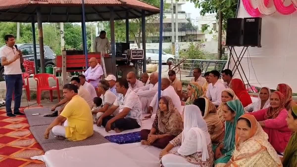 हांसी के सेक्टर-5 में गहराया जल संकट: प्रशासन की वादाखिलाफी के विरोध में निवासियों का अनिश्चितकालीन धरना