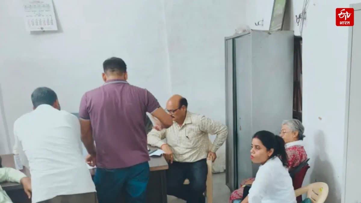 लखीमपुर खीरी में रिश्वत लेते महिला लिपिक गिरफ्तार