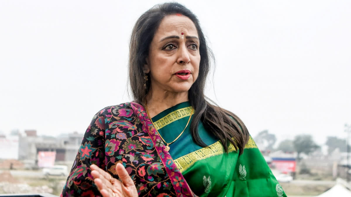 'Irritated' Hema Malini Removes Lady's Hand From Her Waist - Watch Viral Video 'Irritated' Hema Malini Removes Lady's Hand From Her Waist - Watch Viral Video
