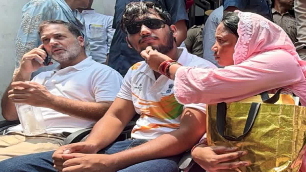 Congress leader Rahul Gandhi sitting on dharna with Pallet Gun victim Sahil.