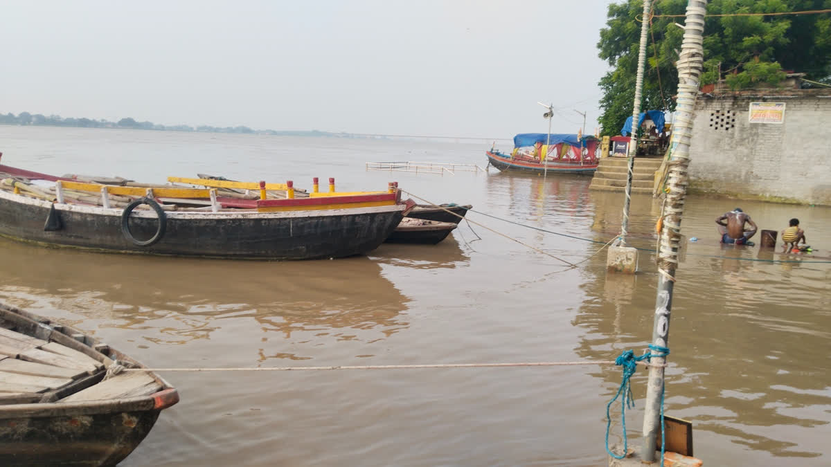 बक्सर में खतरे के निशान के करीब पहुंची गंगा, नावों के परिचालन पर रोक, दहशत में निचले इलाकों के लोग बक्सर में गंगा नदी का बढ़ता जलस्तर