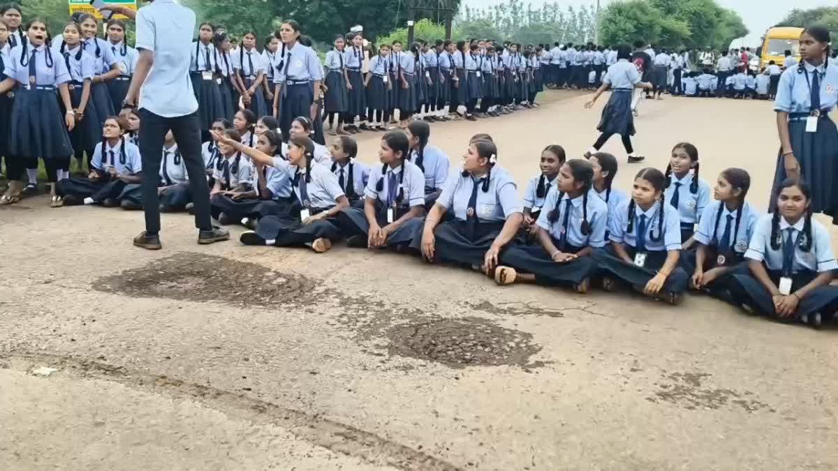 दुर्ग में GEN अल्फा का हल्ला बोल, शिक्षकों की कमी पर फूटा गुस्सा, चार घंटे  तक धमधा खैरागढ़ मुख्य मार्ग किया जाम