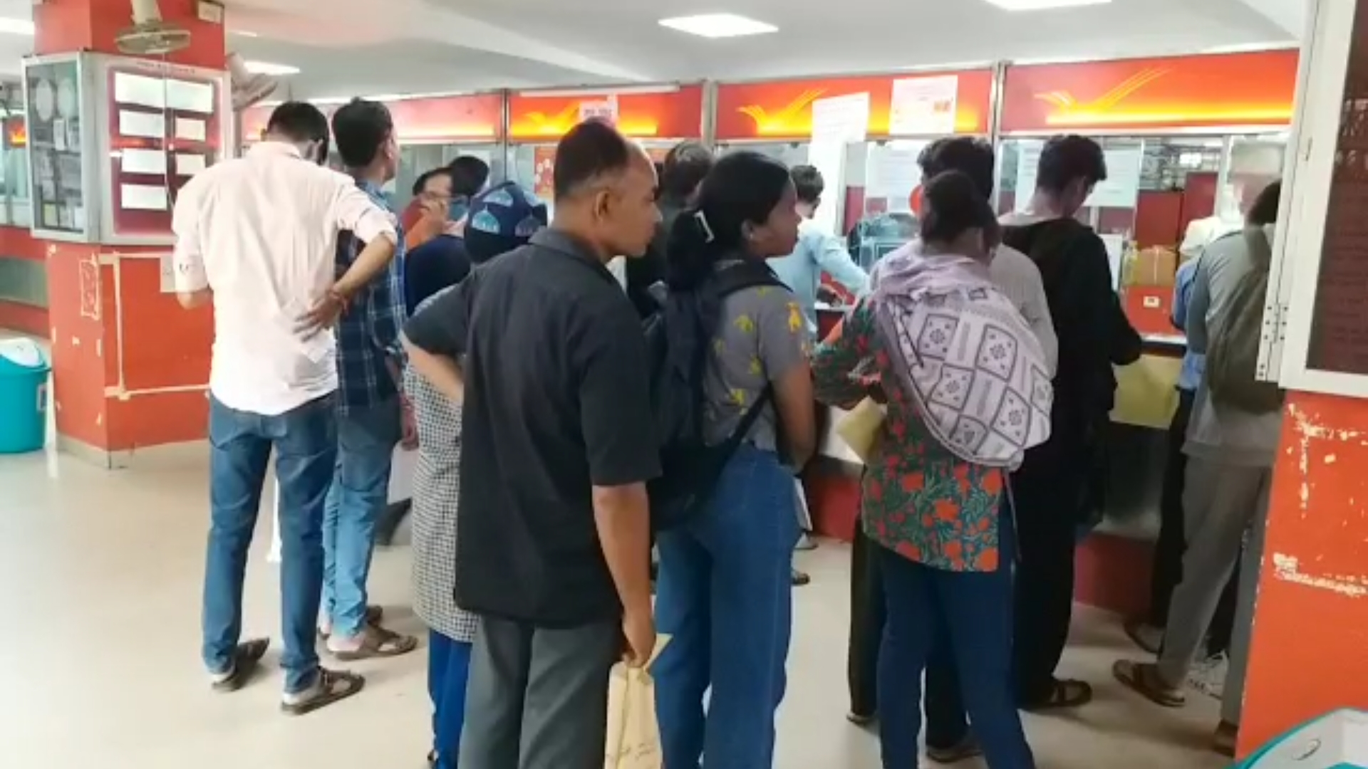 Queue at post office for gift hampers