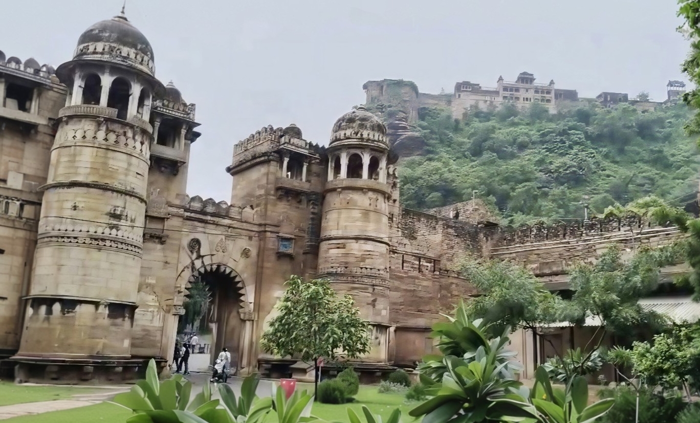 AURANGZEB COUR IN GWALIOR FORT