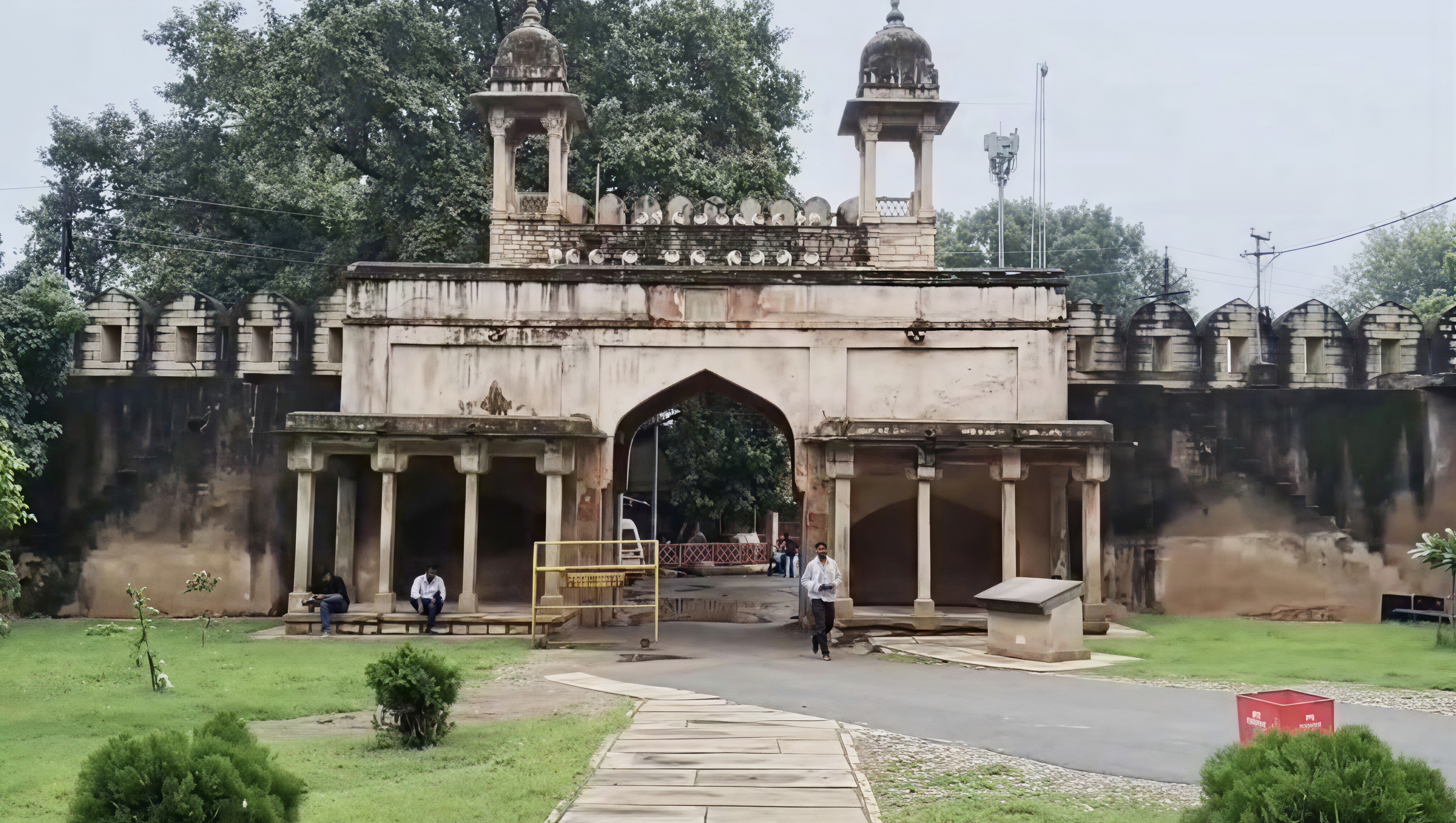 AURANGZEB COUR IN GWALIOR FORT