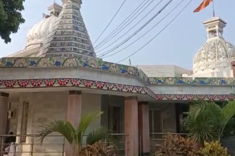 पुनौरा धाम का मंदिर.