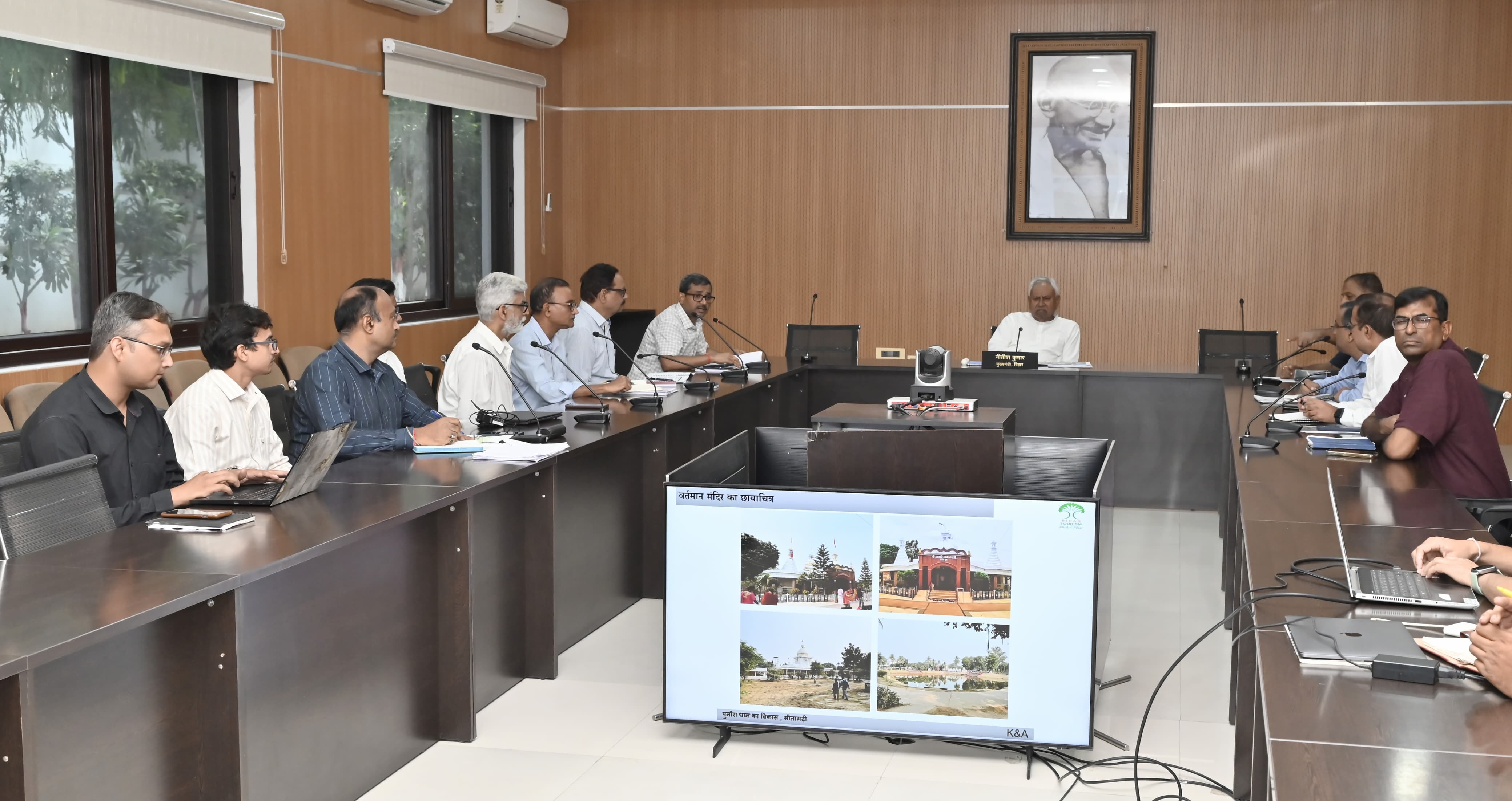 पर्यटन विभाग के साथ समीक्षा बैठक करते सीएम नीतीश.