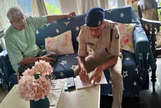 पटना के ग्रैंड प्लाजा अपार्टमेंट में युवक की मौत के बाद जांच करती पुलिस