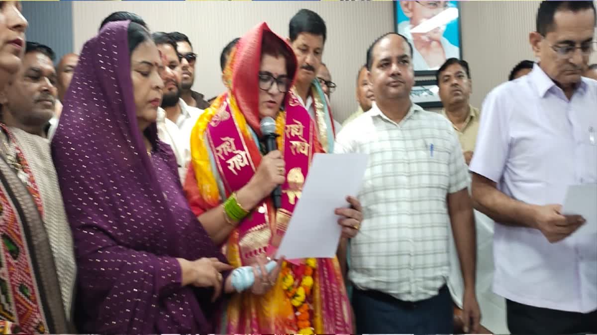 Anuradha Singh taking oath Mayor of Bharatpur