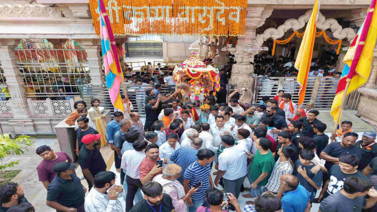 Lord Shri Sanwalia Seth sets out on a procession through the town.