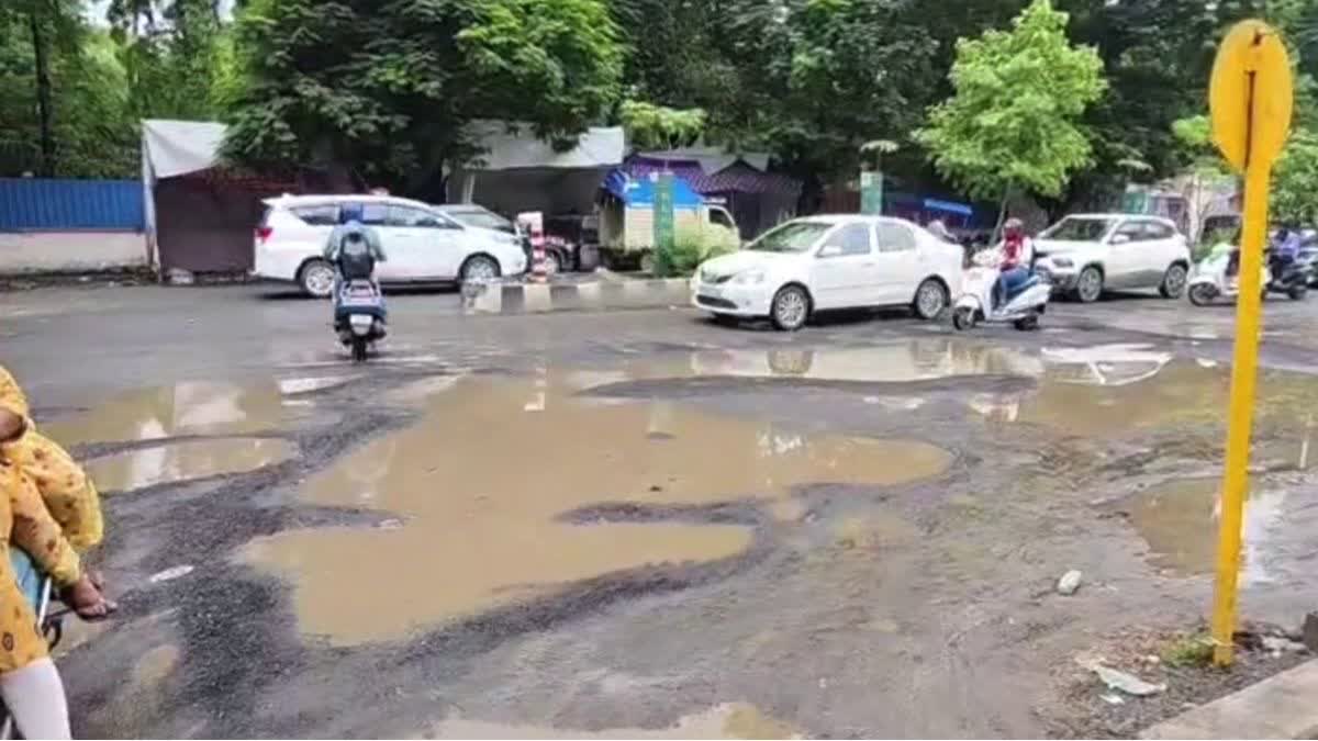 ગાજરાવાડી રોડ પર ખાડા