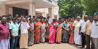 கல்குவாரியை மூடக்கோரி ஆட்சியர் அலுவலகத்தில் குவிந்த மக்கள்