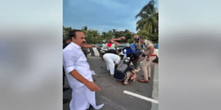 WATCH: Keralam Chief Minister V D Satheesan Stops Convoy To Save Accident Victim KERALAM CM SAVES ACCIDENT VICTIM SATHEESAN STOPS OWN CONVOY INJURED MAN TAKEN IN PILOT VEHICLE ACCIDENT ON CONTAINER TERMINAL ROAD