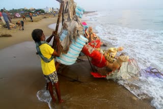 சென்னையில் கரை ஒதுங்கும் விநாயகர் சிலைகள் அகற்றப்படும் காட்சி