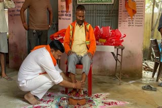 पार्षद सुरेश पटेल ने सफाई कर्मचारियों के पांव पखारे