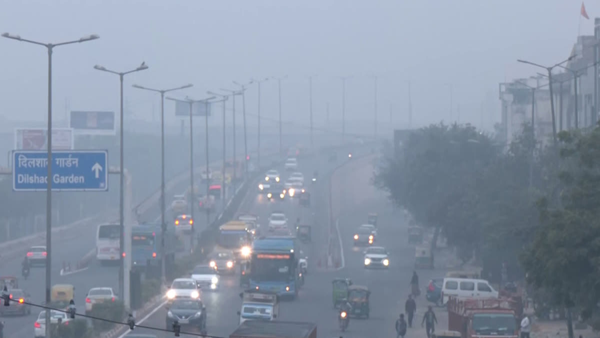 நச்சுக்காற்றால் திணறும் டெல்லி ‘வெளியே செல்வது நல்லதல்ல’ - எச்சரிக்கும் சுகாதாரத் துறை!