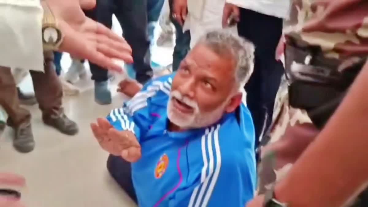 पटना कांग्रेस कार्यालय में जमीन पर लेटे पप्पू यादव