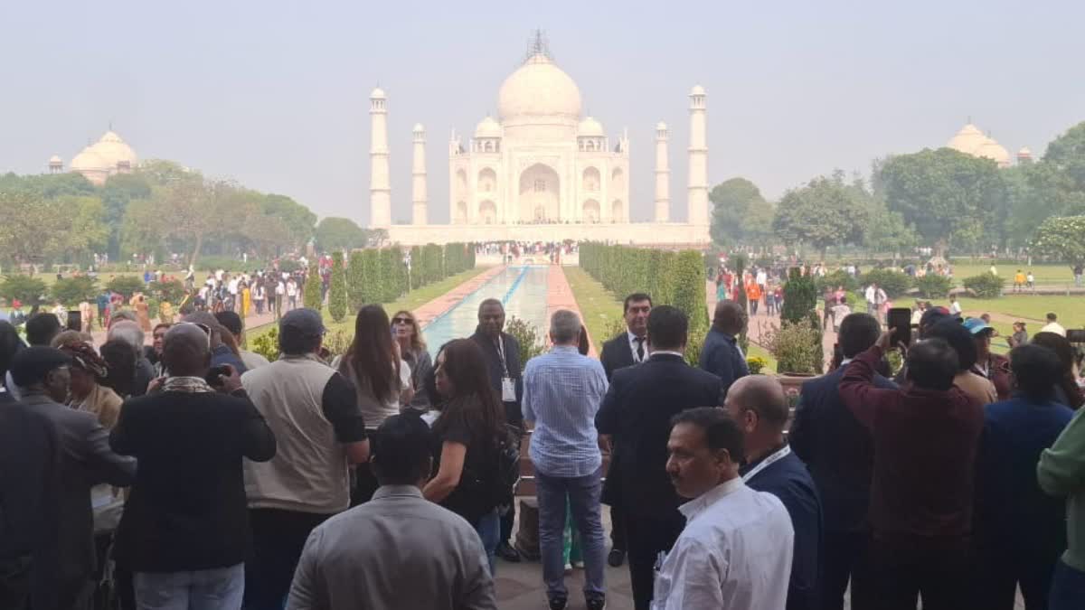 காதலியுடன் தாஜ்மஹாலை ரசித்த ட்ரம்ப் மகன்