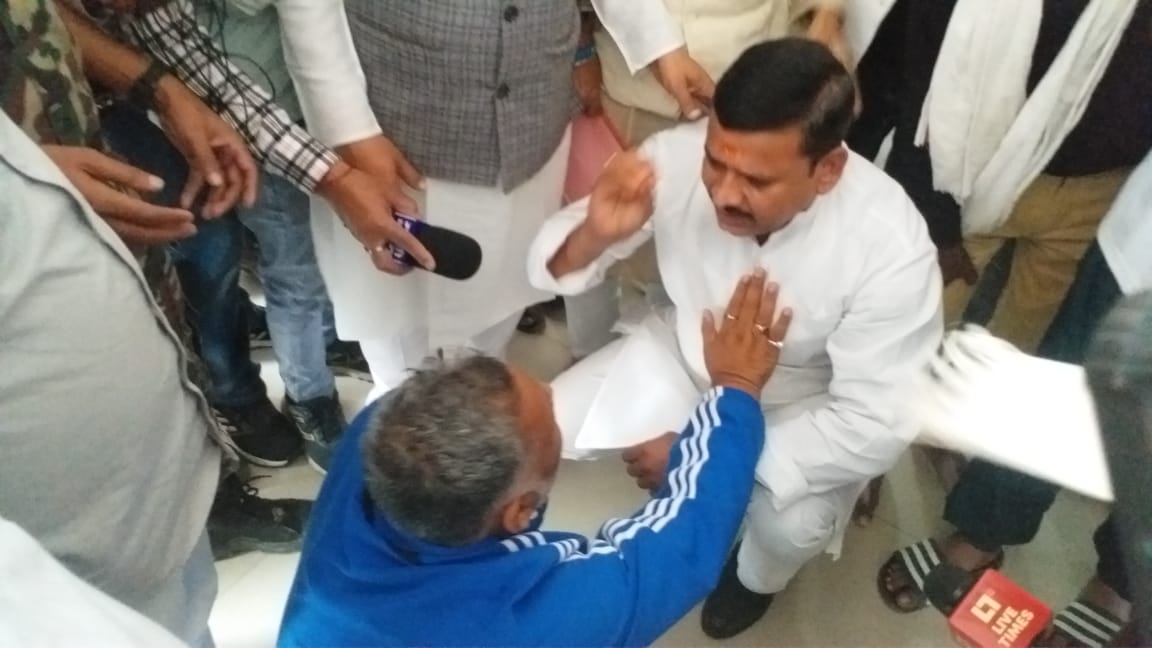 जमीन पर बैठे पप्पू यादव