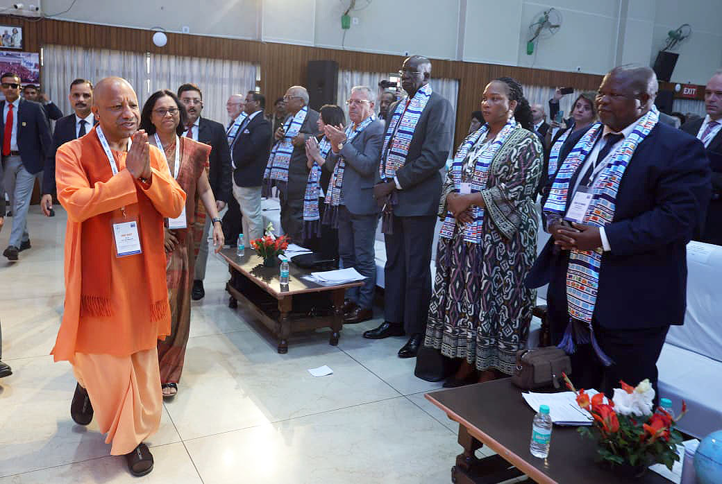 कई देशों से आए न्यायाधीशों से मिलते सीएम योगी.