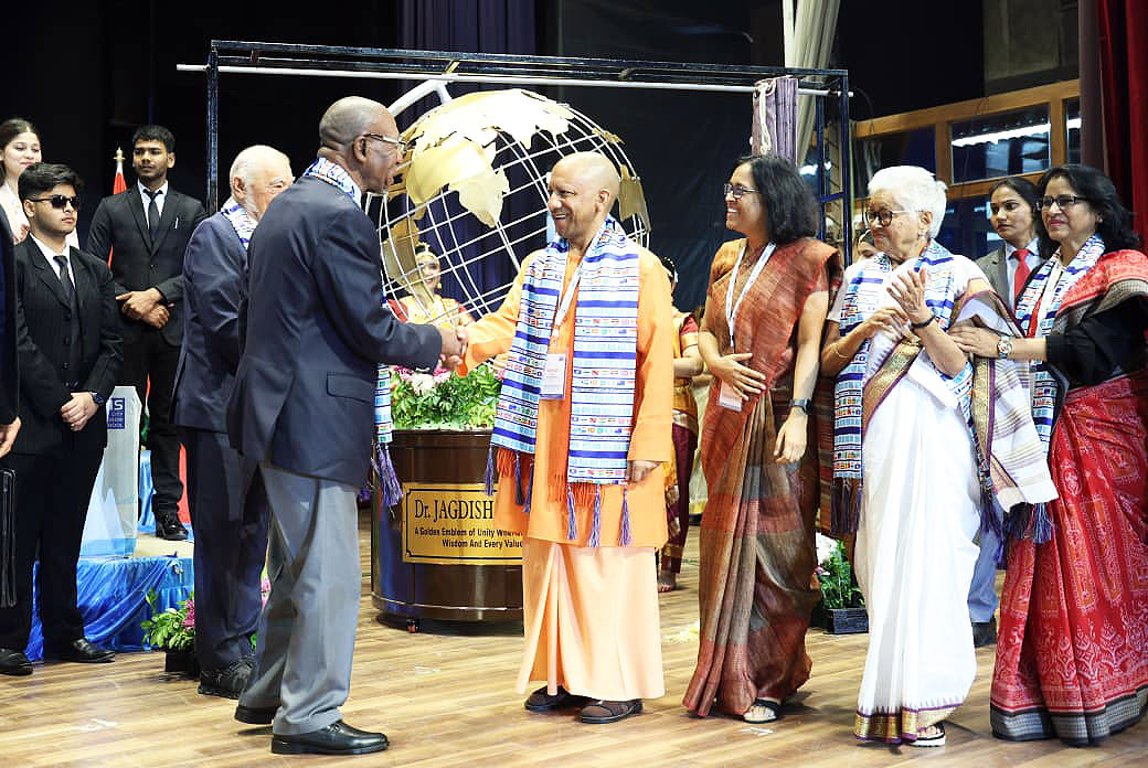 कार्यक्रम में मेहमानों से मिले सीएम योगी.