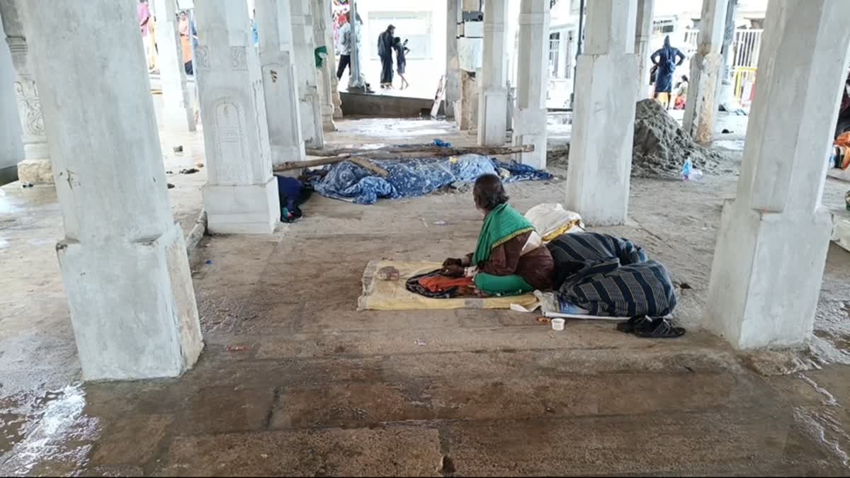 ரூ.300 கோடியில் சீரமைத்த திருச்செந்தூர் முருகன் கோயில் மண்டபத்தில் மழைநீர் கசிவு; பக்தர்கள் அதிர்ச்சி