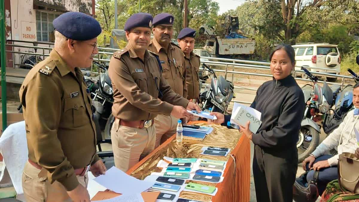 राँची पुलिस ने ‘ऑपरेशन मुस्कान’ में बरामद किए 50 मोबाइल, मालिकों को ...