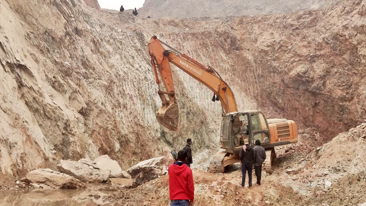 शेखपुरा में खदान में गिरने से महिला की मौत