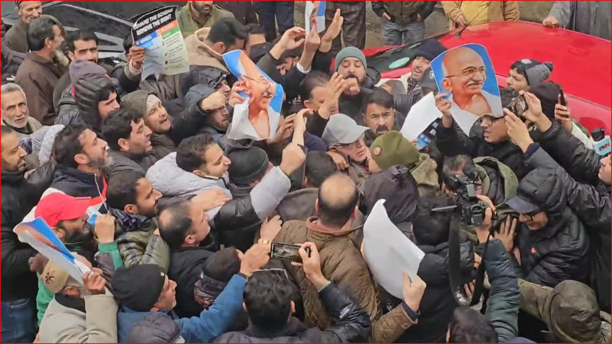 سرینگر: منریگا معاملے پر کانگریس کا بی جے پی اور آر ایس ایس کے خلاف سرینگر میں شدید احتجاج