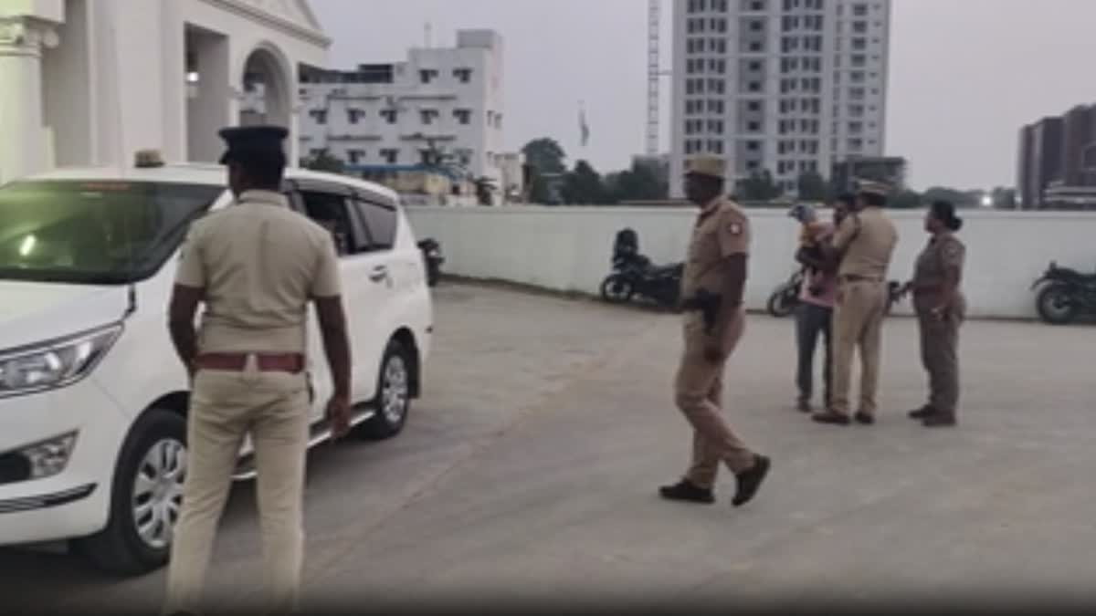 பசியால் துடித்த 3 மாத குழந்தை; தாய்ப்பாலுக்கு உதவிய பெண் ஆய்வாளர்