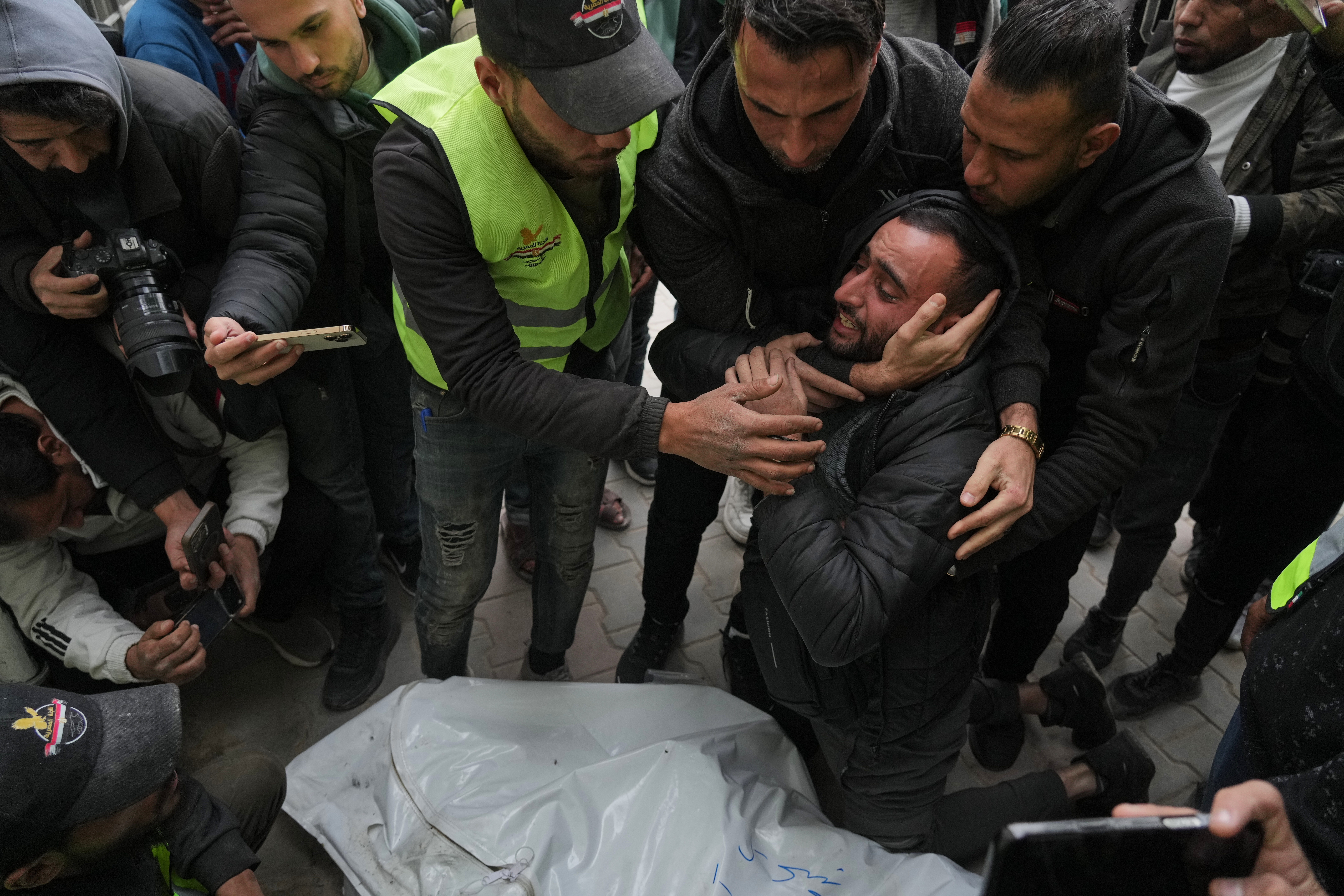 فلسطینی صحافیوں عبد شاط اور محمد قشتہ کی لاشوں پر لوگ سوگ منا رہے ہیں۔