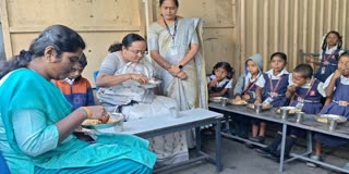 மாணவர்களுடன் உணவு அருந்திய மாவட்ட ஆட்சியர் சுப்புலட்சுமி