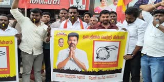 விசில் சின்ன பதாகைகளுடன் கொண்டாட்டத்தில் ஈடுபட்ட தவெக தொண்டர்கள்