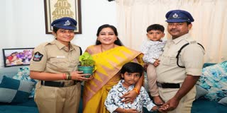 Constable_met_Minister_Anitha