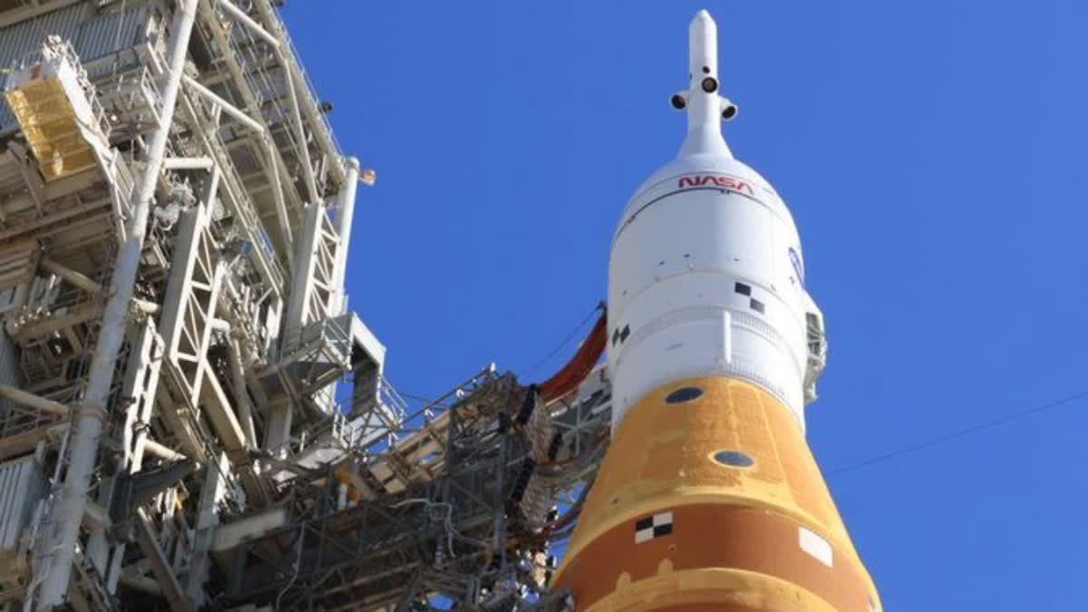 NASA ASTRONAUT MOON MISSION